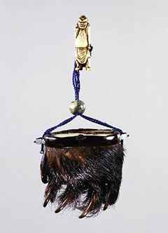 熊足銀鼈甲飾蓋（べつこうかざりぶた）付き一つ提げたばこ入れ