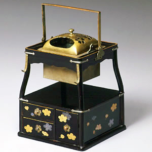 黒塗り梅花蒔絵手付きたばこ盆