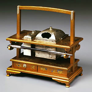 梨子地草花蒔絵提げたばこ盆