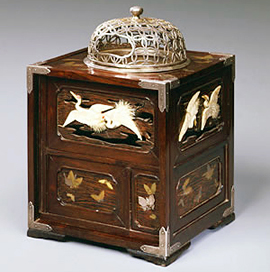 紫檀（したん）牡丹（ぼたん）に蝶蒔絵たばこ盆