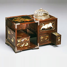 紫檀（したん）牡丹（ぼたん）に蝶蒔絵たばこ盆