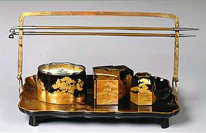 黒漆塗り紅葉に若松蒔絵提げたばこ盆