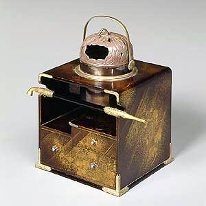 黒漆塗り時雨菊蒔絵手付きたばこ盆