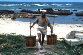 (1)塩浜に海水をくみ揚げます。