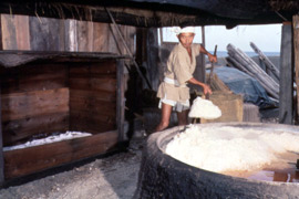 (4)鉄の釜で煮つめて塩を結晶させます。