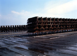 流下盤（手前）と枝条架（奥）