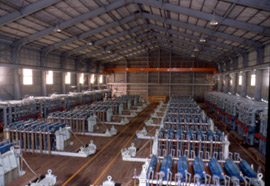 イオン交換膜法のユニットがならぶ電気透析室