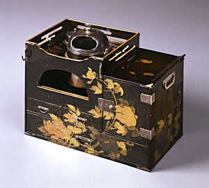 Black lacquered portable tobacco tray with clematis pattern in maki-e