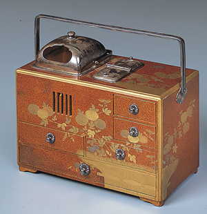 Handled tobacco tray with chrysanthemum design in maki-e over tsume nashi-ji(dense pear-skin foundation)