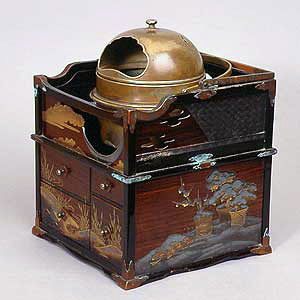 Handled tobacco tray with rusu moyo (“absent pattern”) maki-e on a wooden foundation