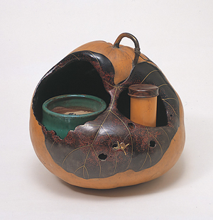 Tobacco tray with gourd leaf and cricket in maki-e on a gourd foundation