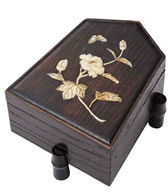 将棋駒形花蝶図箱