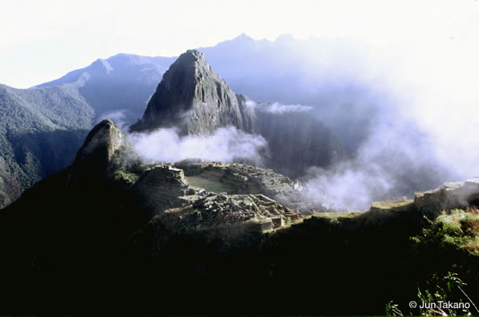 霧が湧く朝のマチュピチュ