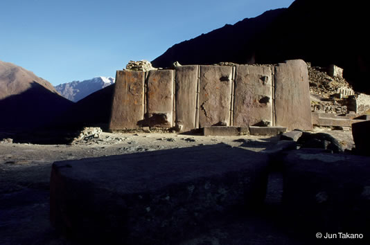 スペイン人とインカの決戦があったオリャンタイ・タンボには神殿や階段畑の遺跡がある