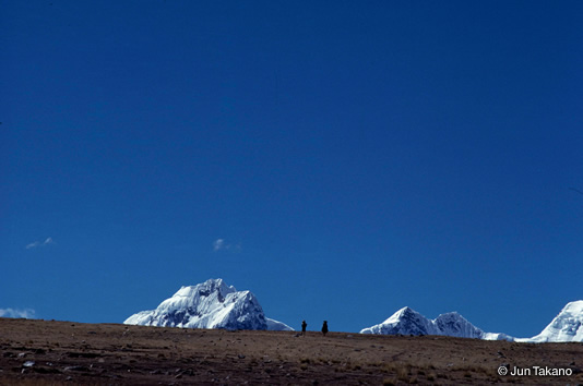青空に包まれた高原が広がる乾期（5〜10月）のビルカノタ山群山麓（クスコ県）