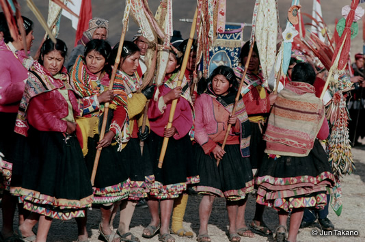 祭りの最終日、ヤナカンチャという高原で何百人もの男女が朝日に向かって踊りを捧げていた