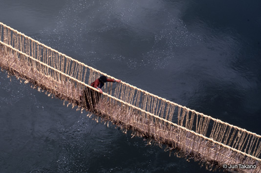インカ時代からの伝統を残す吊り橋が、現在もアプリマク川上流に架けられている（クスコ県）