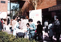 オープニング時のにぎわい。
