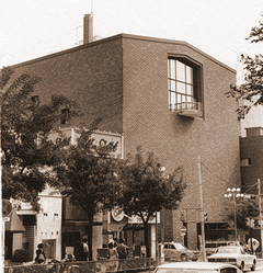 開館当初の当館と周辺の様子。