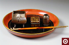 「朱漆内黒漆塗りたばこ盆」