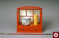 「朱漆塗り行燈形提げたばこ盆」