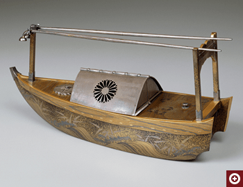 「梨子地波に葦蒔絵舟形たばこ盆」