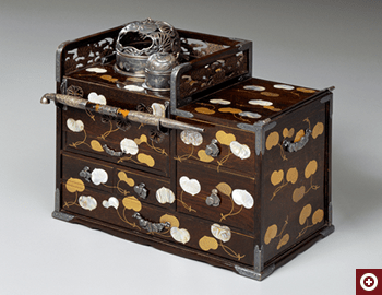 「紫檀葵散し蒔絵手付きたばこ盆」