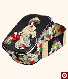 「押絵」の技法で作られた小箱 「常盤御前雪の道行」