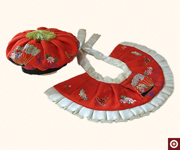 宮参り帽とよだれかけ