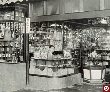 モダンな意匠のたばこ屋店頭