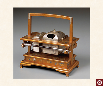 梨子地草花蒔絵提げたばこ盆（紀州徳川家旧蔵）