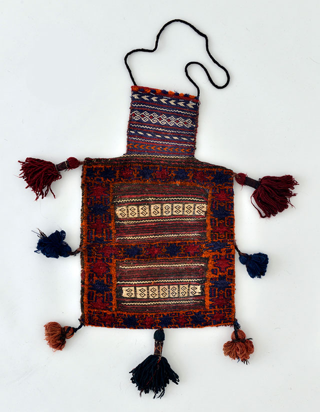 塩袋（ナマクダン）　東イラン　バルーチ族　1960年頃　羊毛　110×70cm　中央にバルーチ族の伝承紋（S字変形連結文）が織り込まれています。