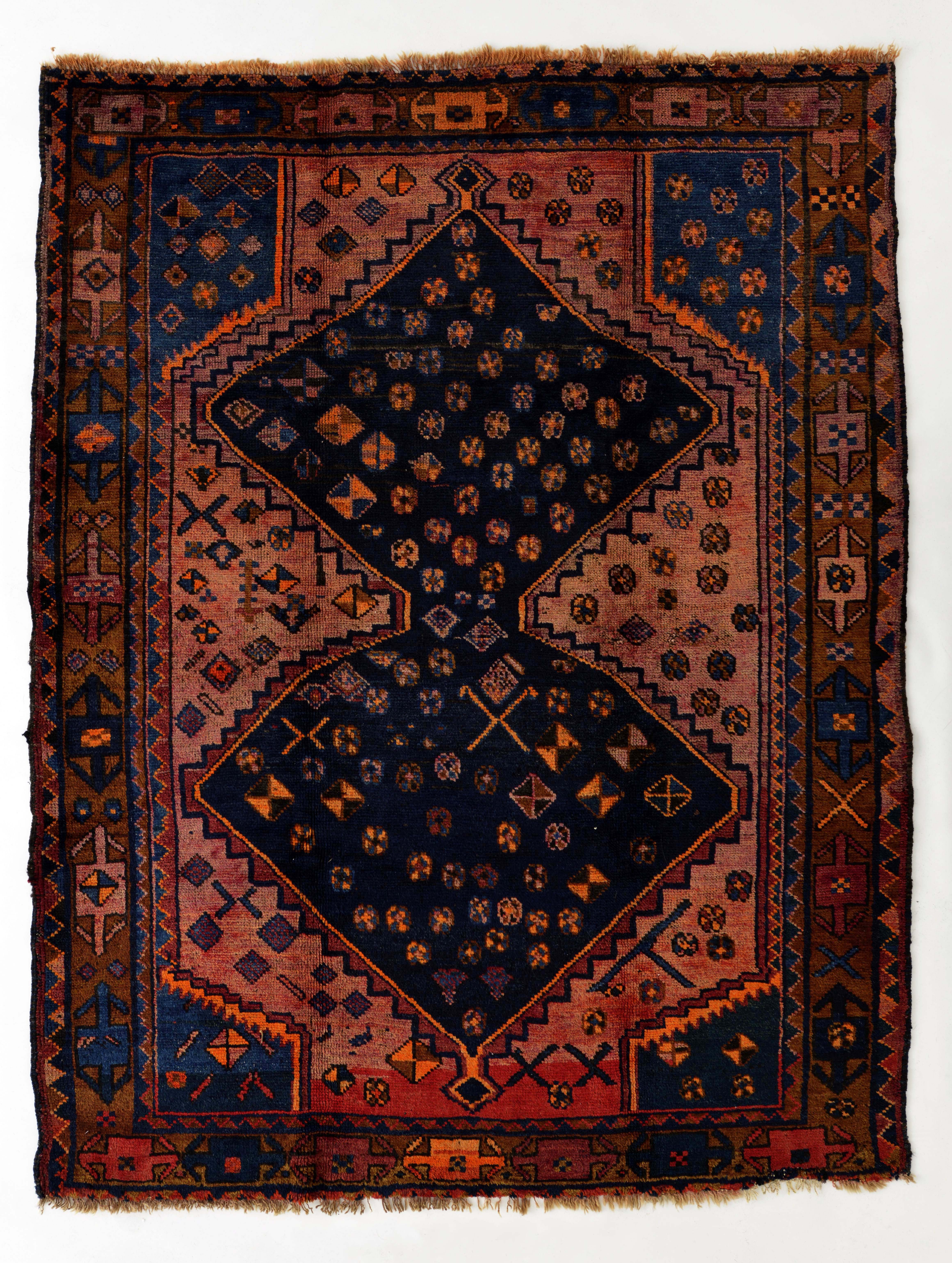 絨毯　西イラン　バクティアリ族　1880年頃　羊毛　214×165cm　制作年代が古く、使い分けている色の数も少ないですが、簡明で豪放な意匠になっています。