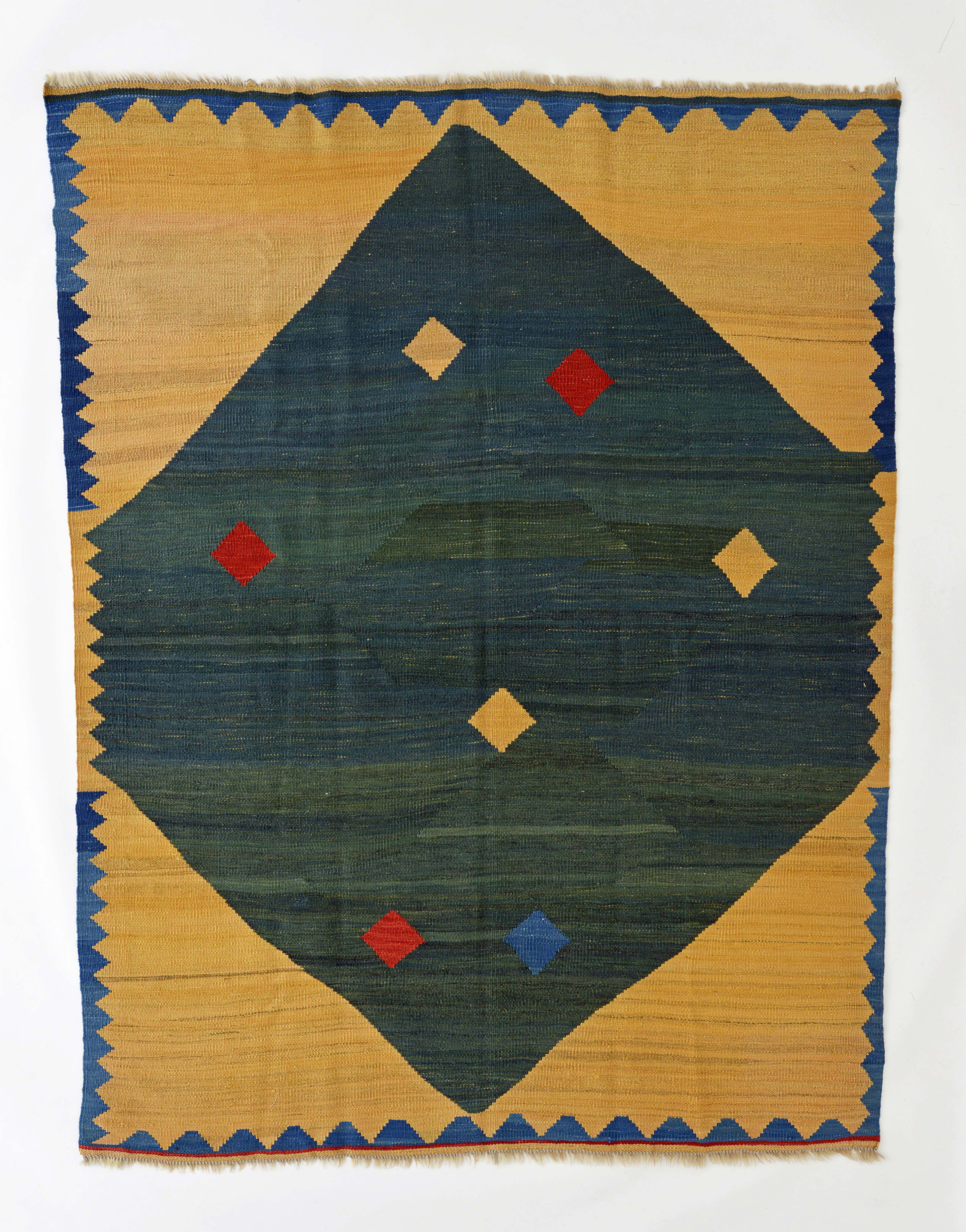 キリム　南イラン　カシュガイ族　1980年頃　羊毛　198×152cm　本来はギャッベに使われる手紡ぎの太めの糸に強い撚りをかけ、現代ギャッベ風の意匠で仕上げられていて、“ギャッベキリム”とも呼ばれます。