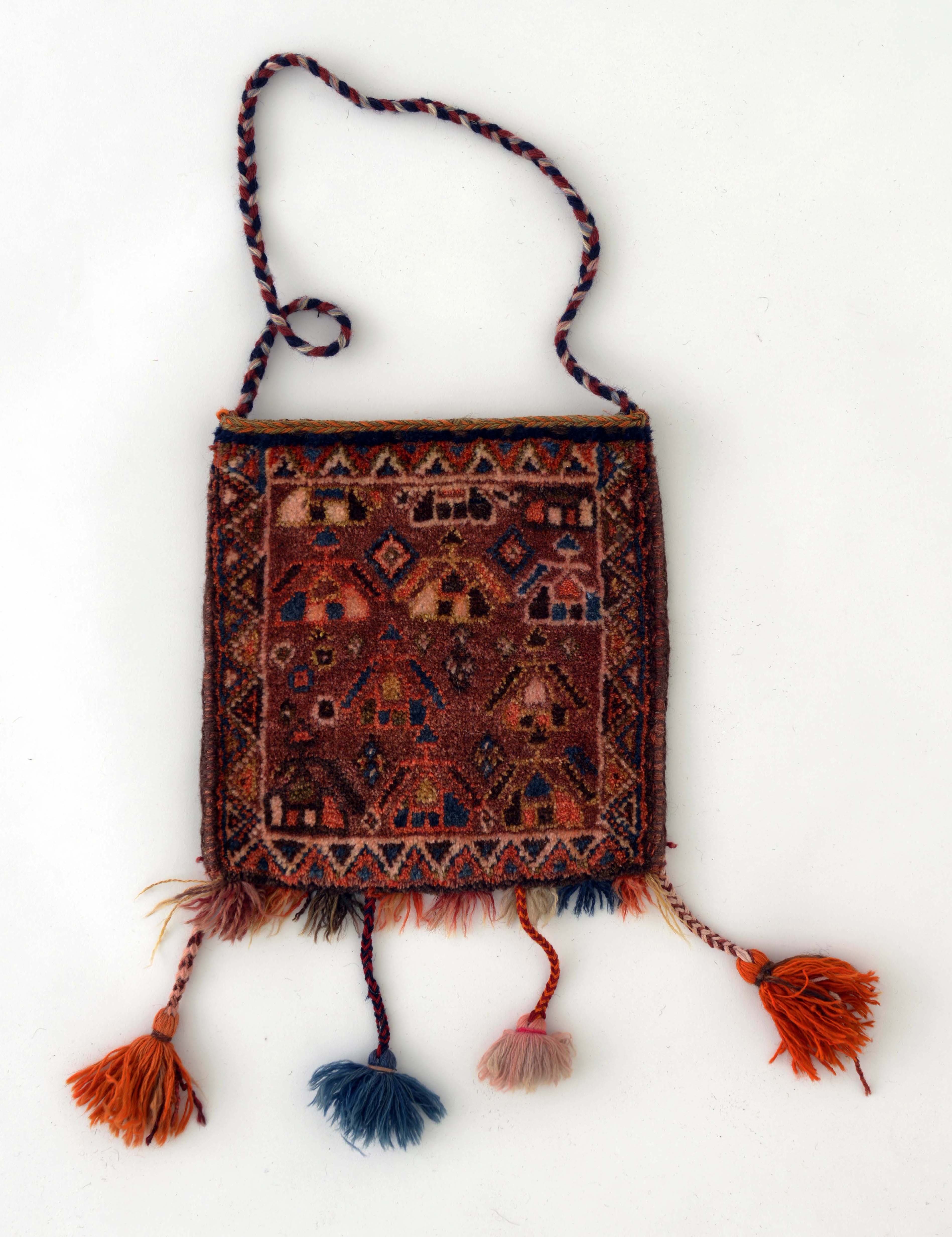 テント袋（トルバ）　南イラン　カシュガイ族クヒ　1950年頃　羊毛　32×32cm　袋の表面に人物が織り込まれています。