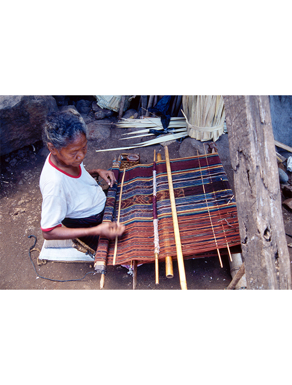 イカット作りのようす（撮影：江上幹幸）紡いだ糸は後帯機で織ります。