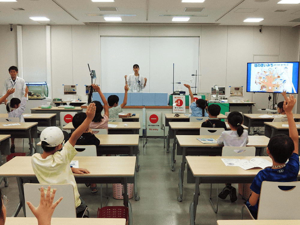 昨年開催した「塩の実験ショー」のようす