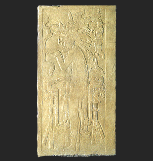 「たばこを吸う神」のレリーフ部分