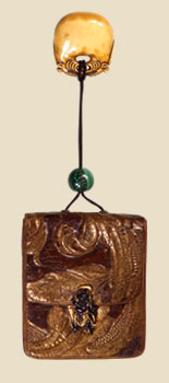 金唐革胴乱形一つ提げたばこ入れ