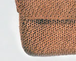 細かく割いた籐を、編み目が花の形になるように編み上げた袋。