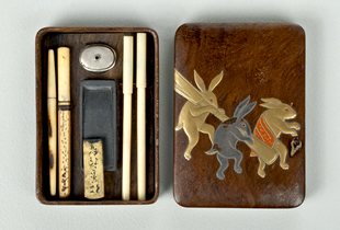 「桑兎木地蒔絵硯箱」箱表