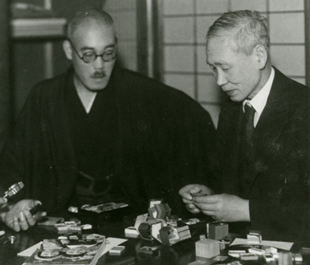 コレクションを前にして語らう中田實（右）と小林礫斎