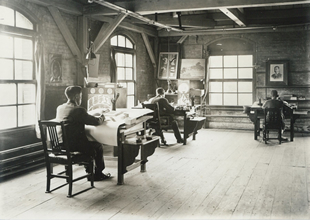 京都印刷工場における原画作成作業の様子（大正時代末頃）