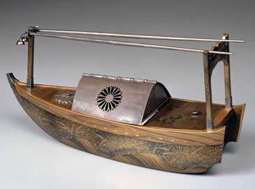 梨子地葦に波蒔絵舟形たばこ盆