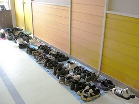 環境改善の途上にはありますが、土足エリアと収蔵エリア（上履き）はきっちり分けられていました。