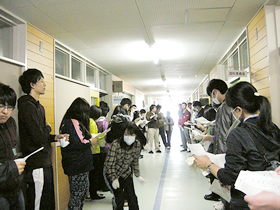 長い廊下に集合し、作業の段取りを確認。