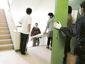 流れ作業やペア作業。階段はなかなかハードでした。