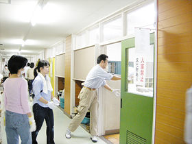 流れ作業やペア作業。階段はなかなかハードでした。