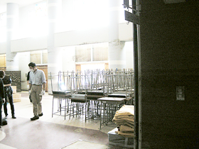 1階が運び出した備品の仮置き場でした。