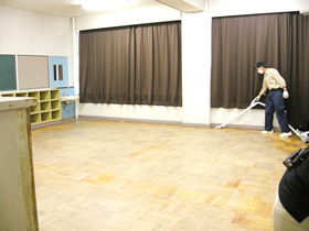 掃いたり、拭いたり、時に掃除機も使用しながら清掃。